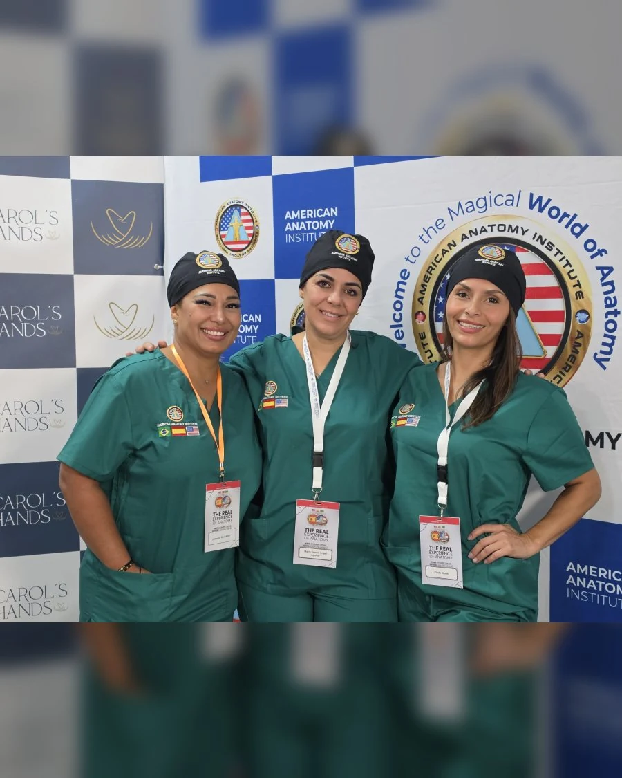 Cindy Alzate con dos compañeras con pijama sanitario y gorro del American Anatomy Institute