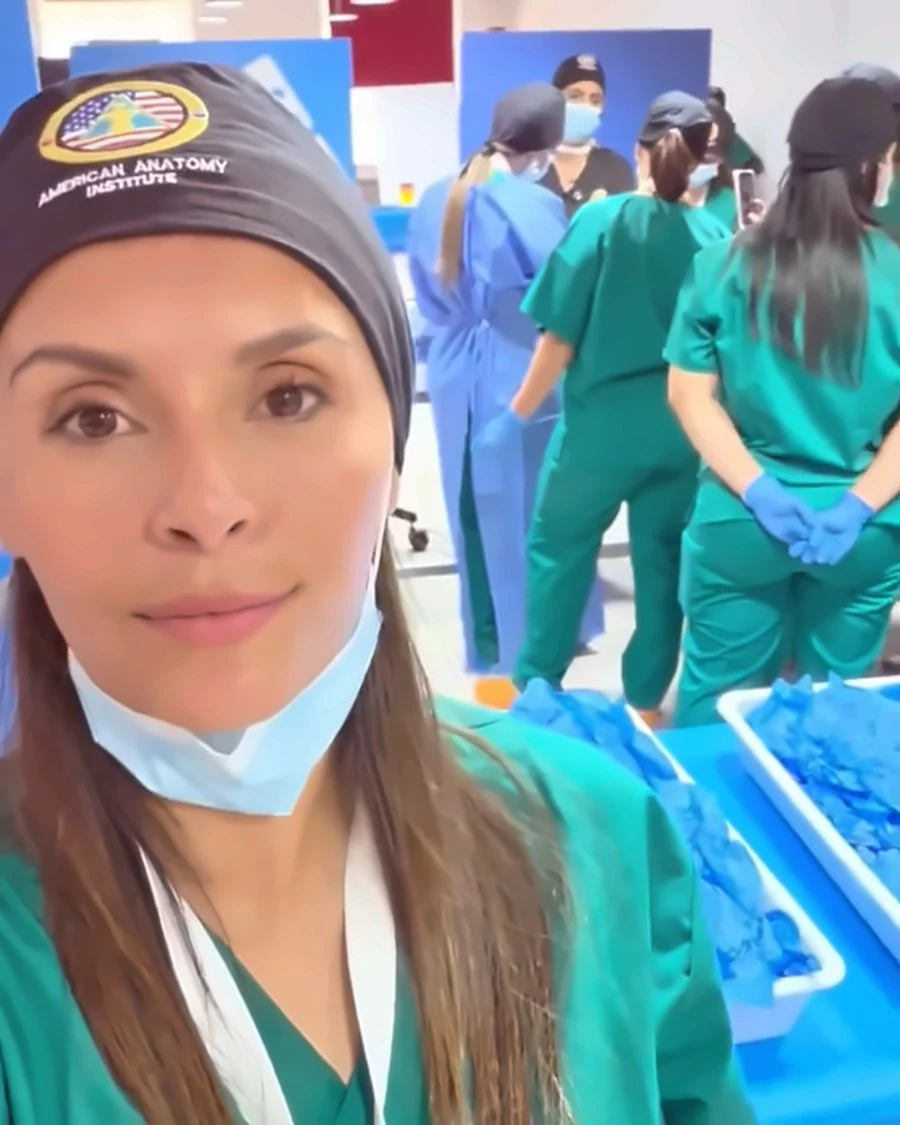 Cindy Alzate con gorro quirúrgico en la sala de prácticas de anatomía