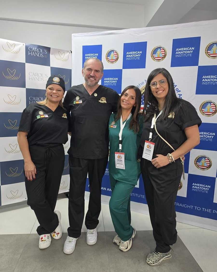 Cindy Alzate con el equipo de Carol's Hands y el American Anatomy Institute en The Real Experience of Anatomy