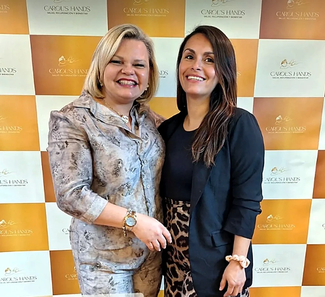 Cindy Alzate junto a Carol Pacheco, fundadora de Carol's Hands