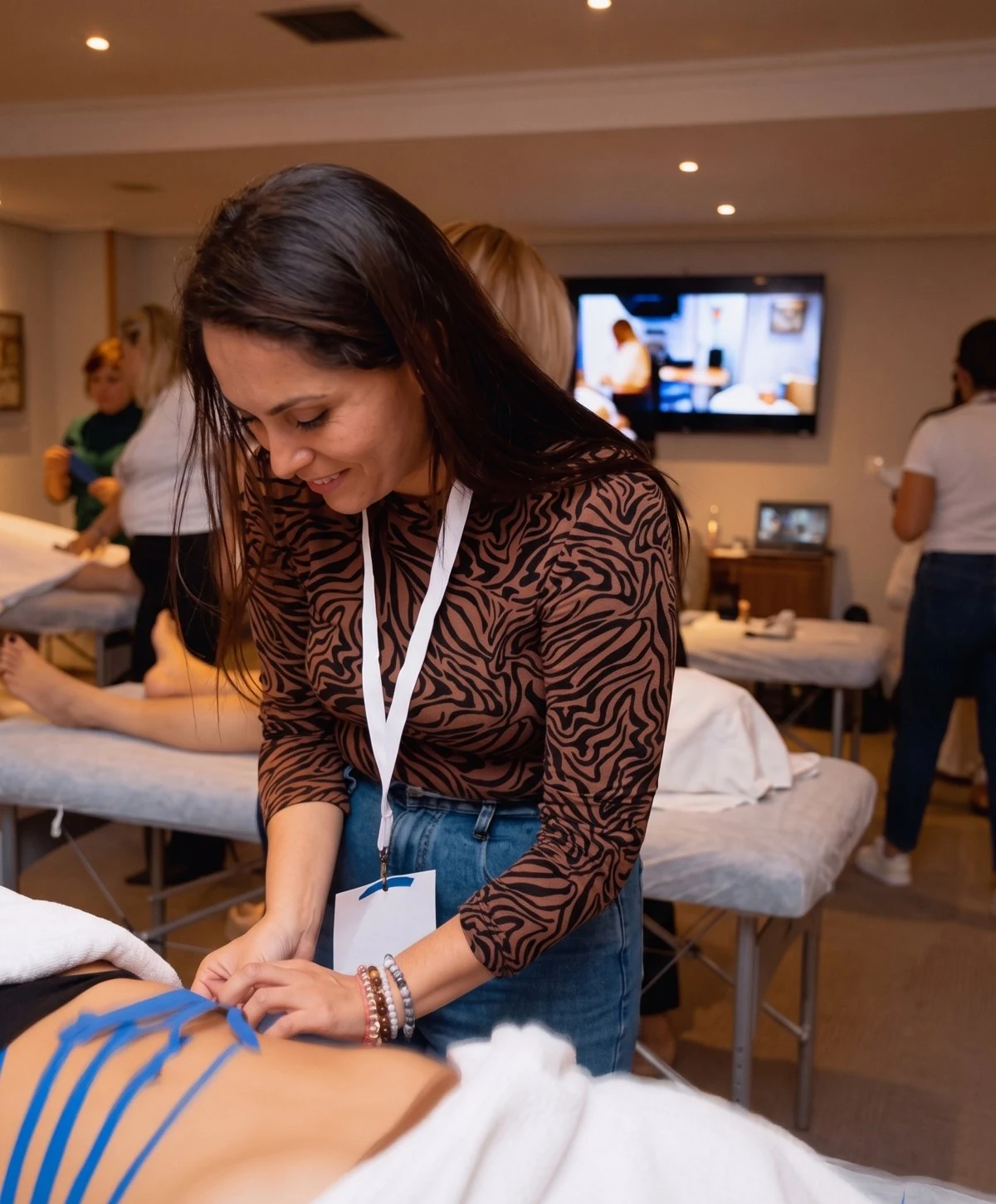Cindy Alzate aplicando taping postoperatorio durante una formación práctica